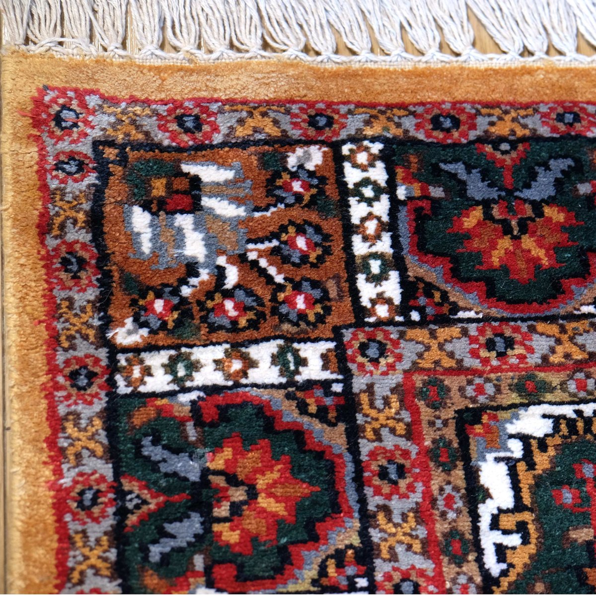 Y3244 インド絨毯 シルク 手織り 156×90㎝ マット Y3244 インド絨毯