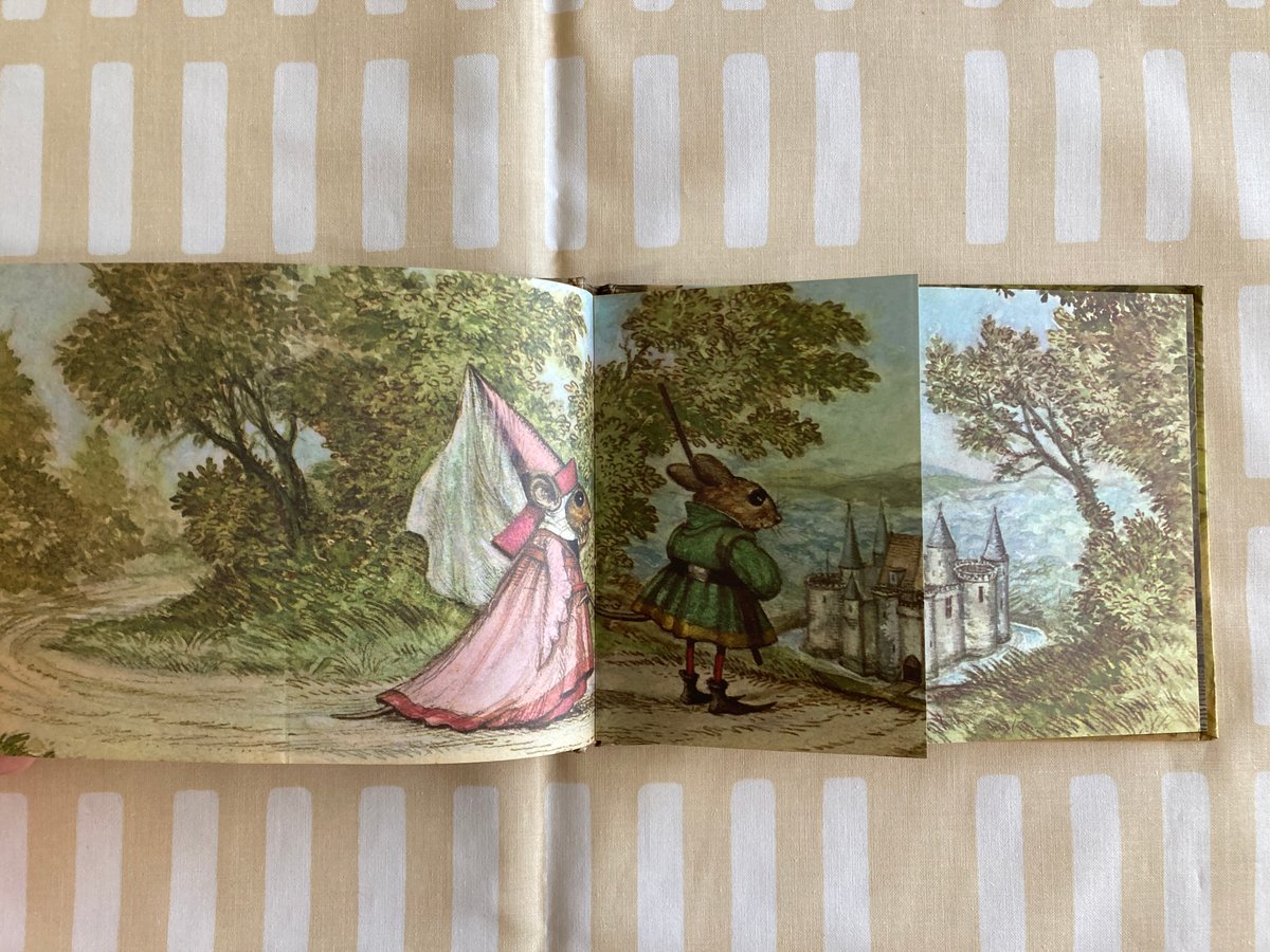 ◇しかけ絵本◇ 「CREEPY CASTLE」 お城 ドラゴン コウモリ 文字なし