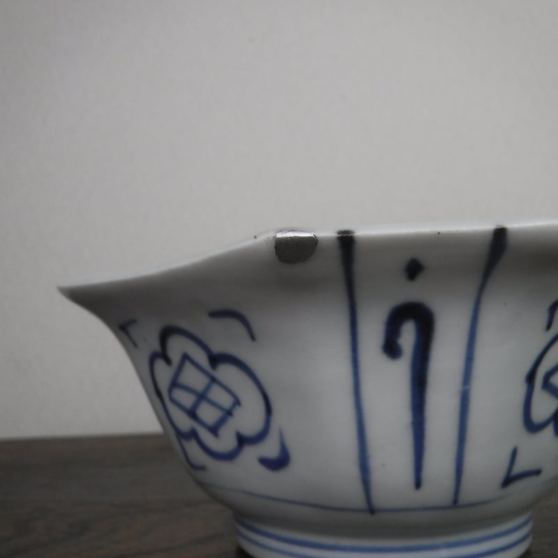 古伊万里 染付 巻物草木文八角鉢A 江戸後期（銀継） | 暮しの染付舎