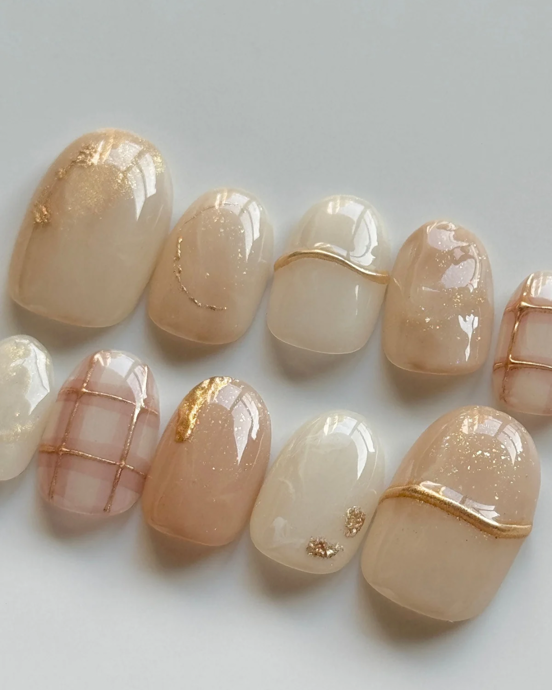 ホワイトベージュのチェック柄ニュアンスネイルチップ | tito nail tip
