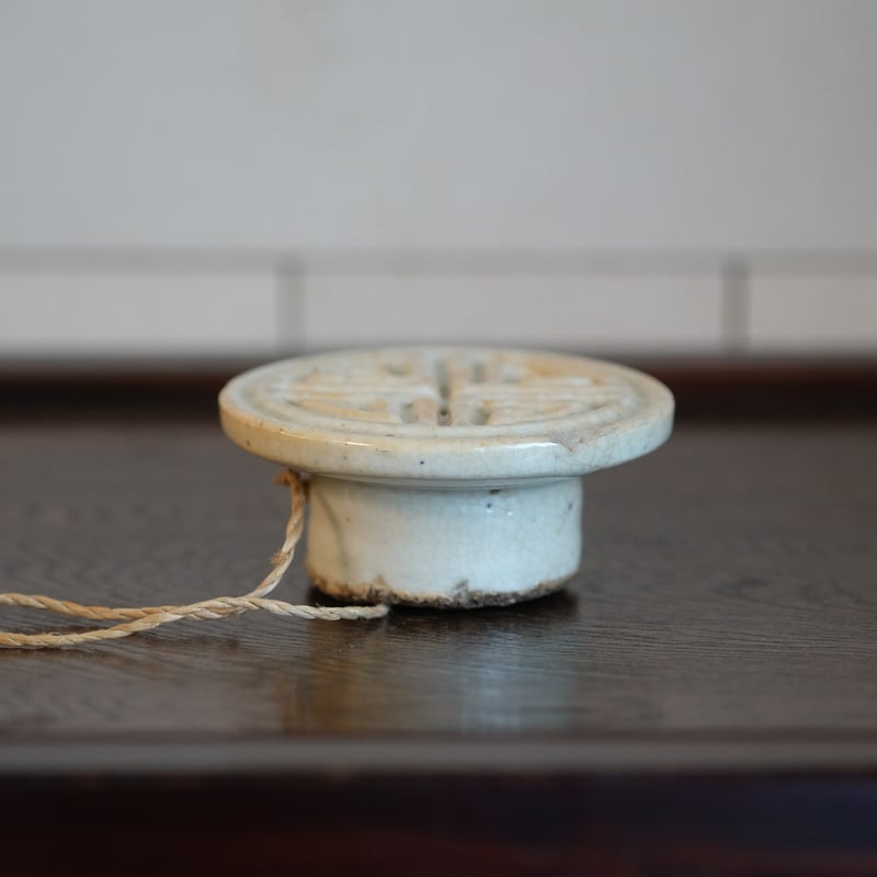 李朝 白磁餅型 寿字文様 | gallery & boutique 雪月花