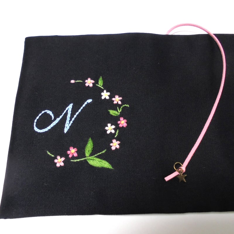 2】手刺繍 かわいいピンクの忘れな草 イニシャル文庫本カバー・手帳