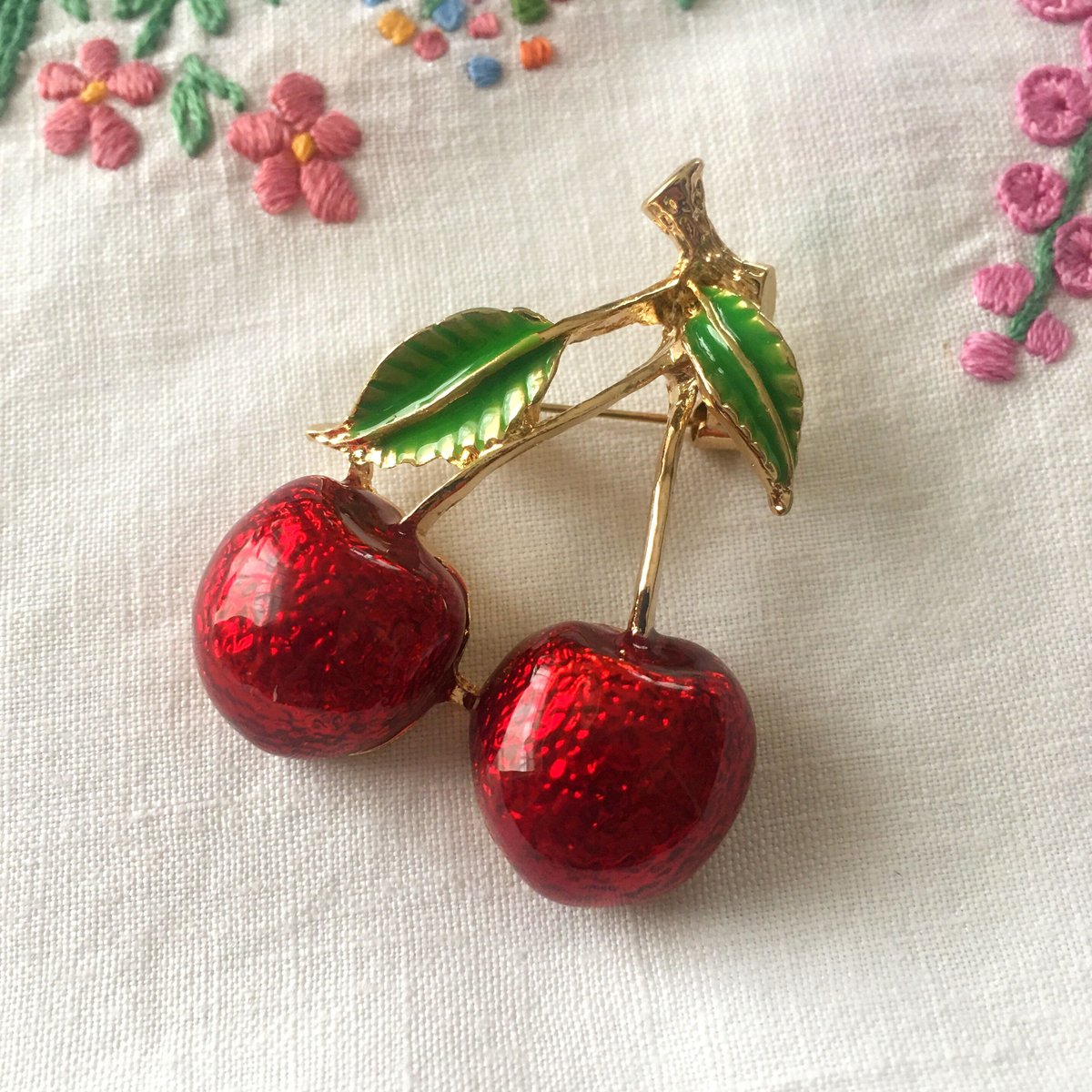 エナメルのさくらんぼ ヴィンテージブローチ/イギリス | 『スワロー
