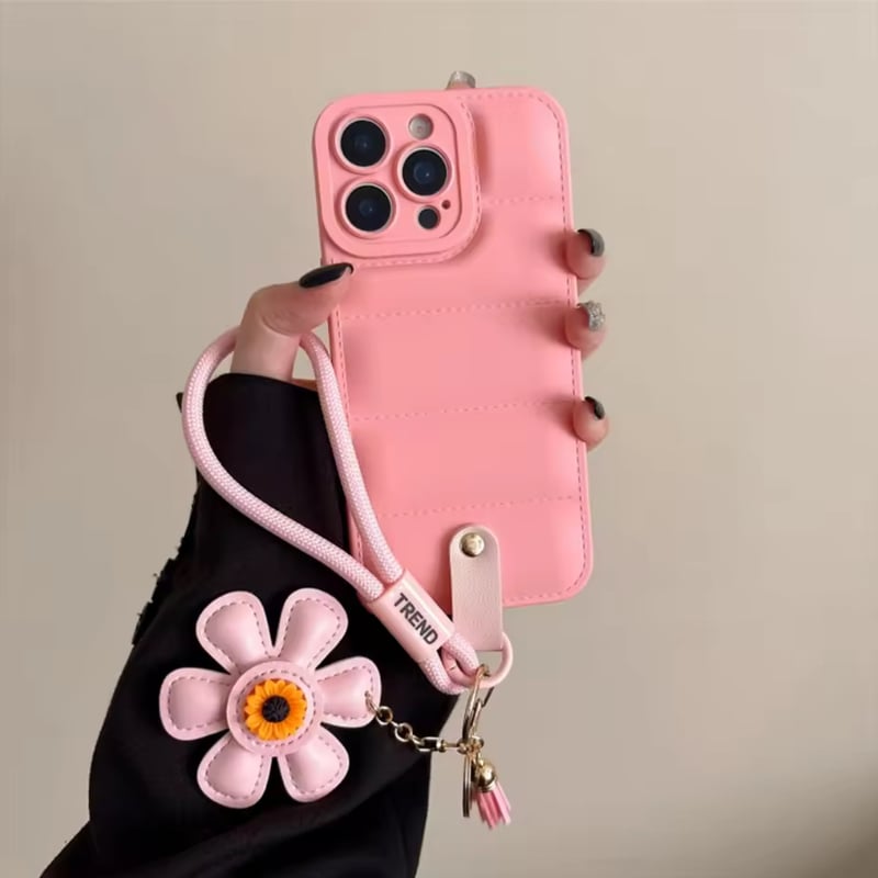 K22950 お花チャーム付きキルティングストラップiPhoneケース | nanomita