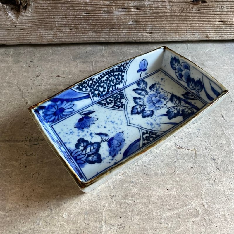 伊万里焼 寛右衛門窯 タコ唐草箱皿 | MatsuBokkuri