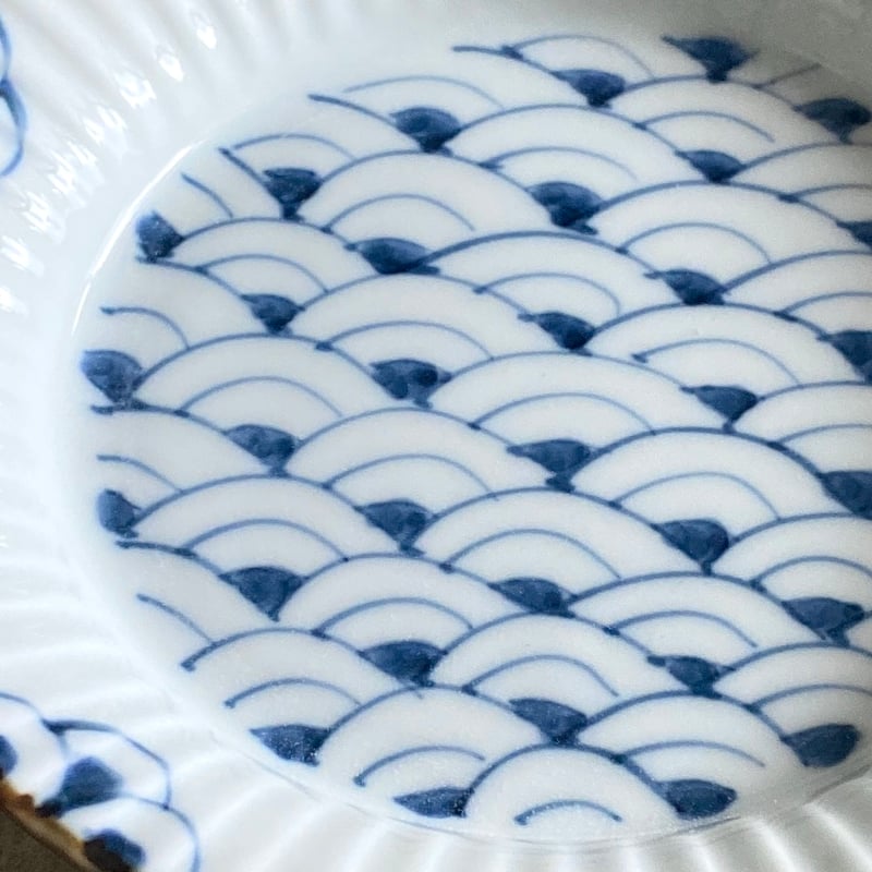 伊万里焼 徳七窯 青海波渕彫皿 | MatsuBokkuri