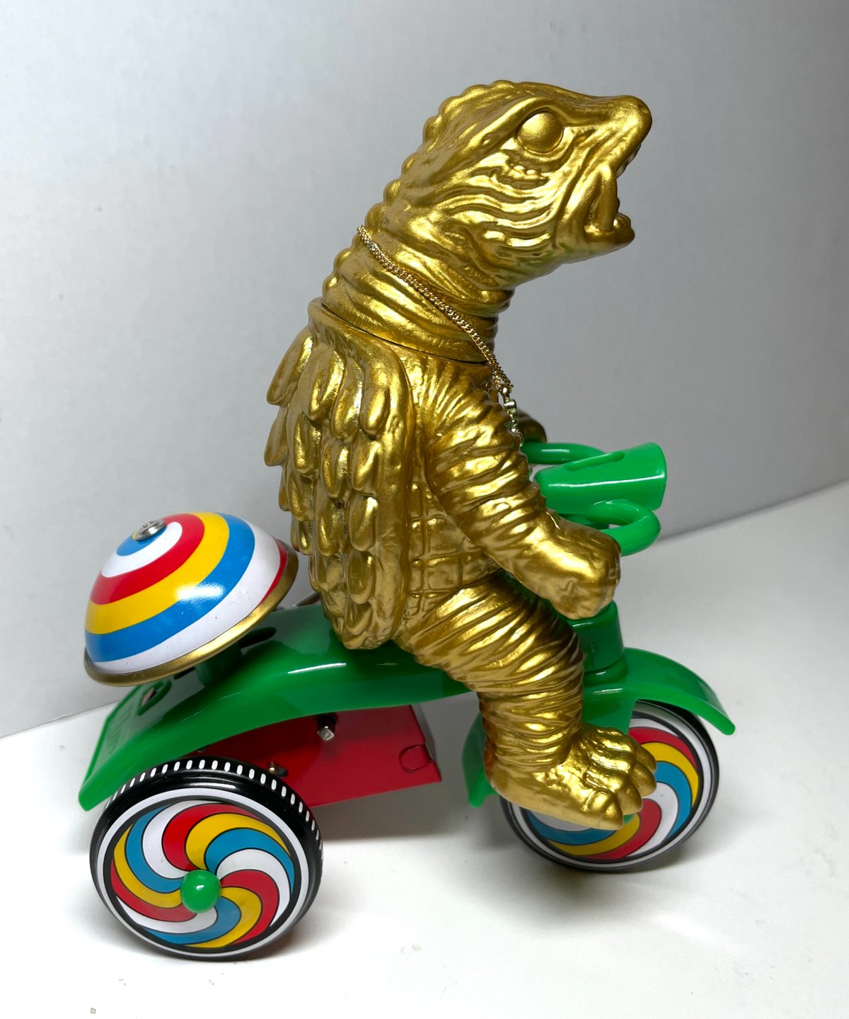 ガメラ生誕60周年【ガメラ三輪車】ゴールドカラー雪の結晶ペンダント