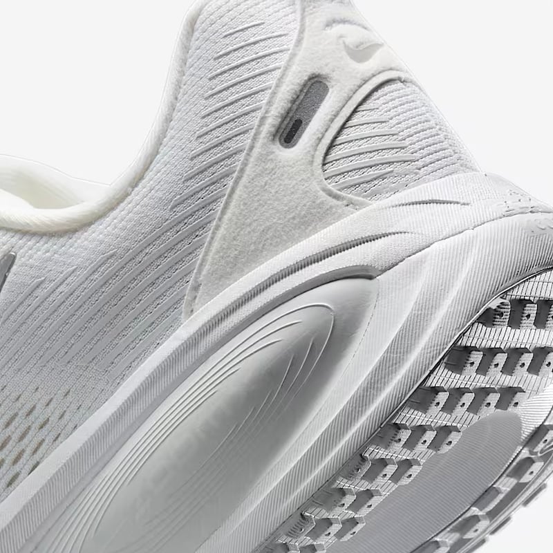 1/9 販売スタート【SPRING 2026 NEW】ナイキ ウィメンズ ボメロ18 （HM6