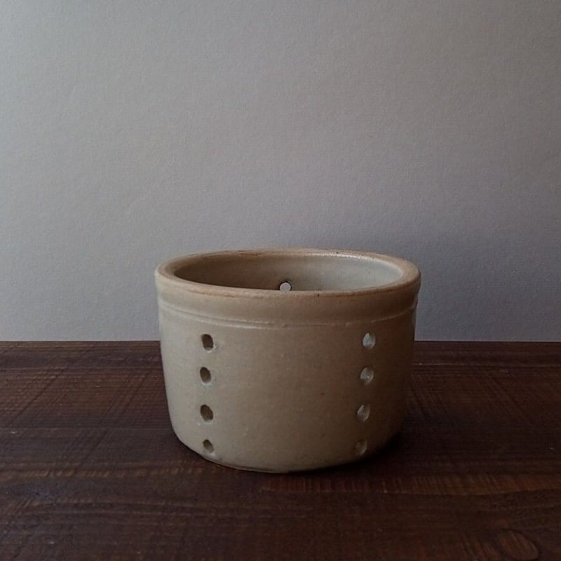 穴の開いたフェセル | フランス アンティーク 食器・花瓶 専門店