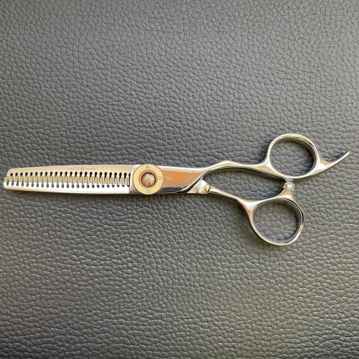 パワフルに切れる理美容師サロン用セニングシザー圧倒的存在感