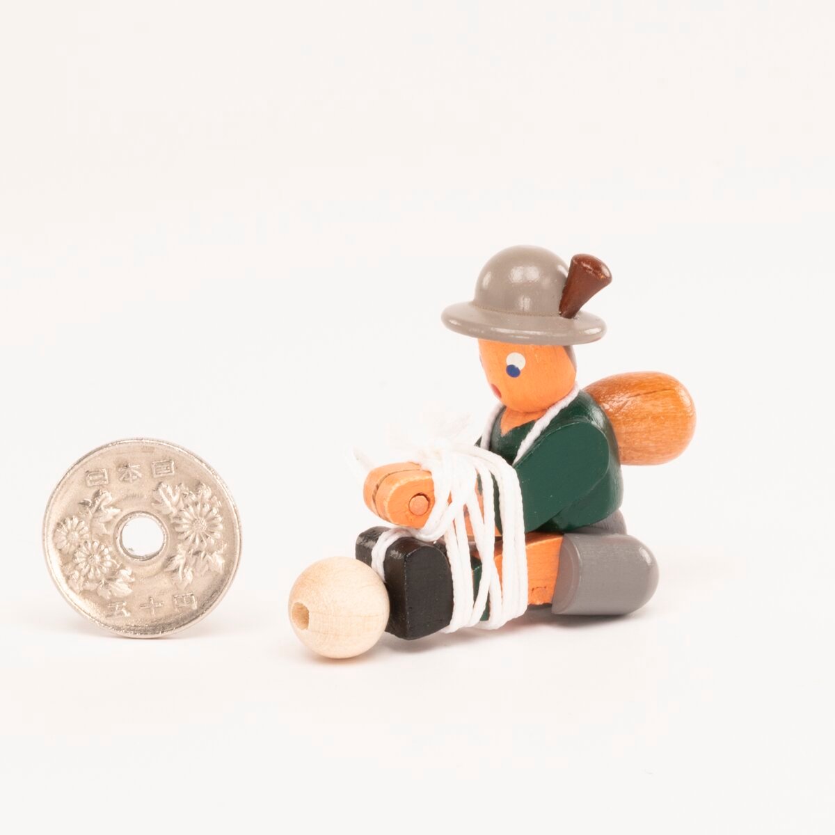 ドイツ ザイフェン 人形 緑のシャツ 紐上り人形 木製 | こぐま舎