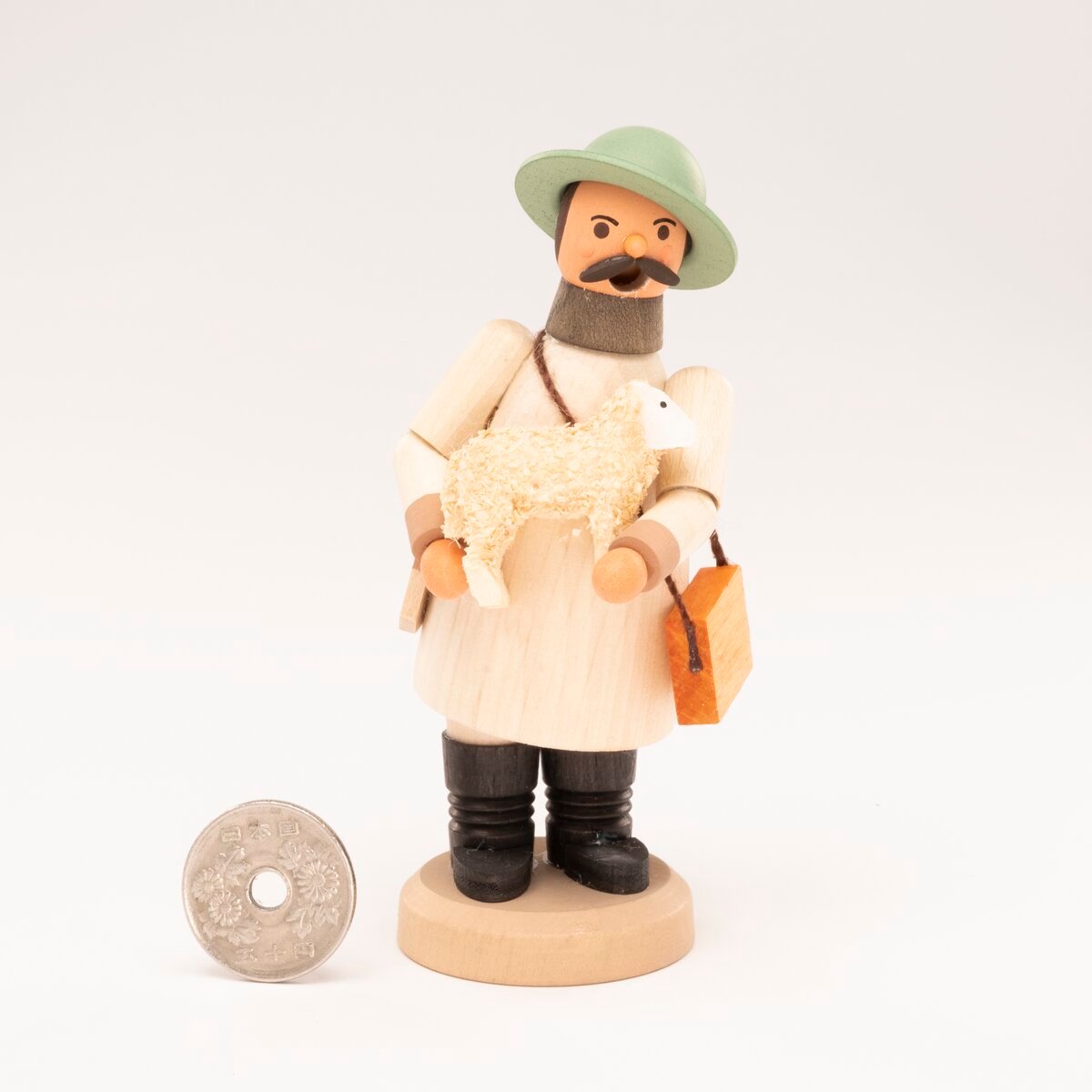 ドイツ ザイフェン 煙出し人形 木製 羊飼いの男性 | こぐま舎