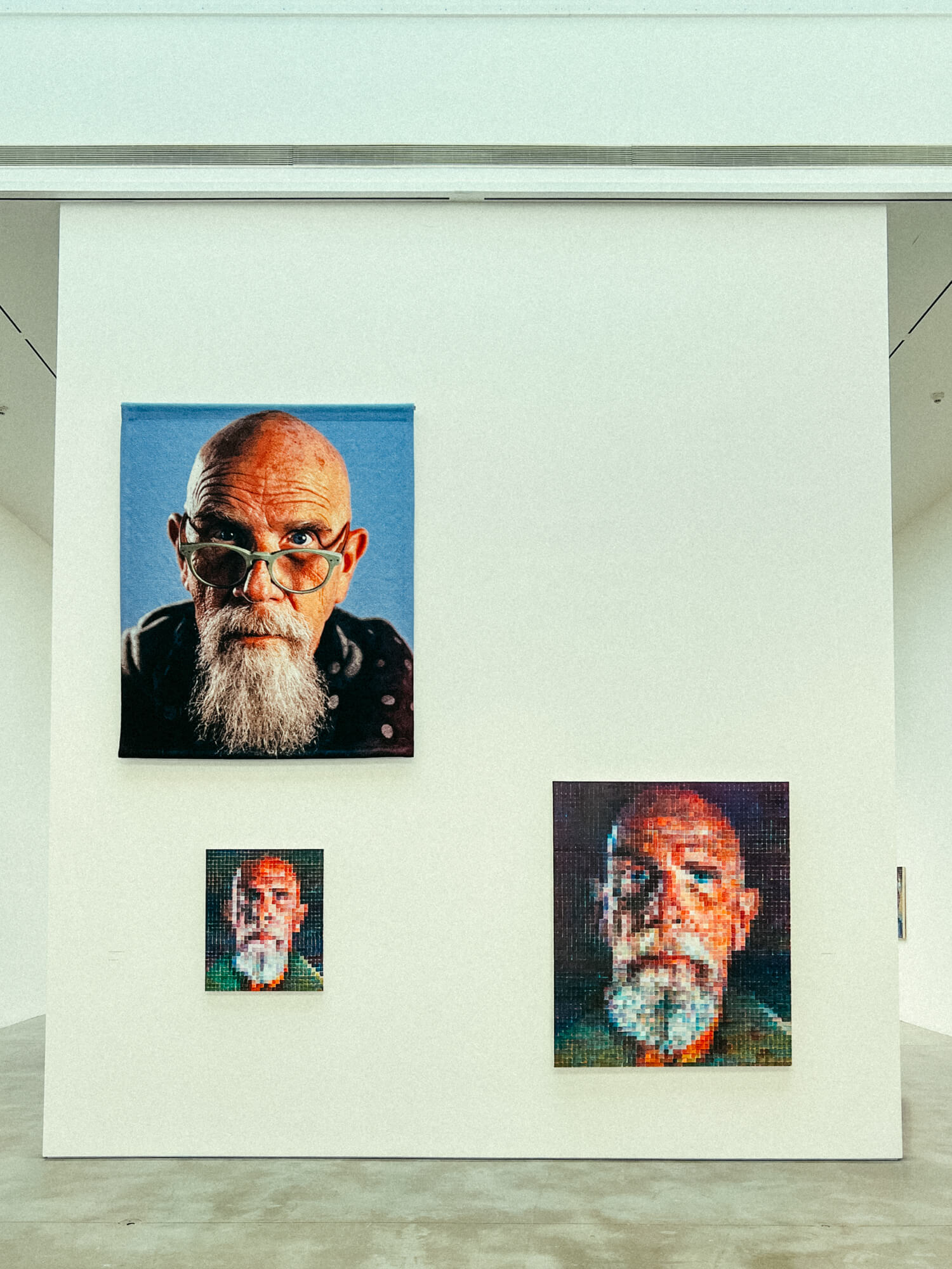 チェルシーのペースギャラリーにてチャック・クローズのRed, Yellow