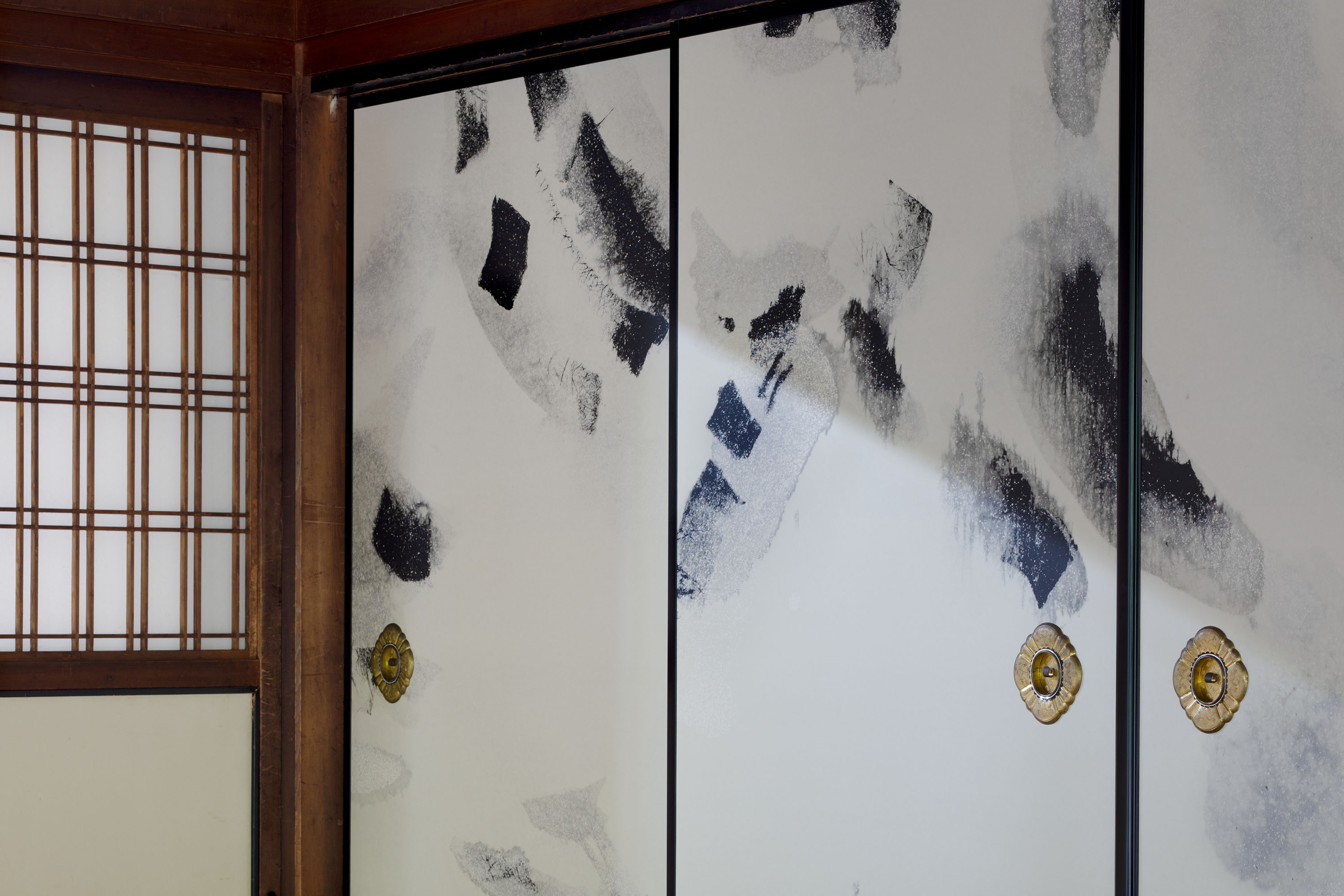 エリザベス・ペイトンの新作個展が、京都・祇園の両⾜院で開幕