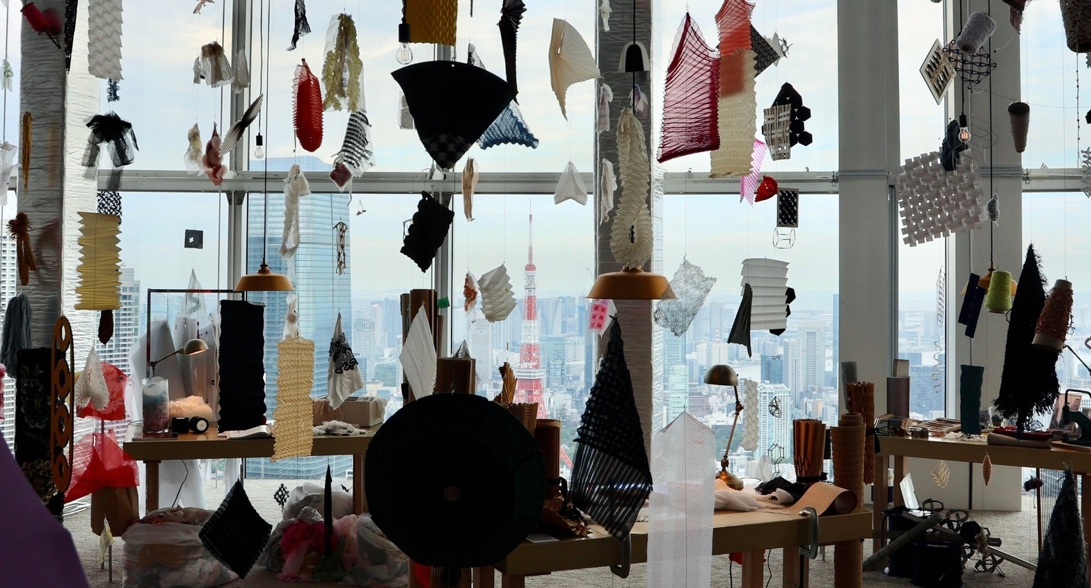 シャネルを支える“芸術的な手仕事”の伝統と革新を堪能する。展覧会「la