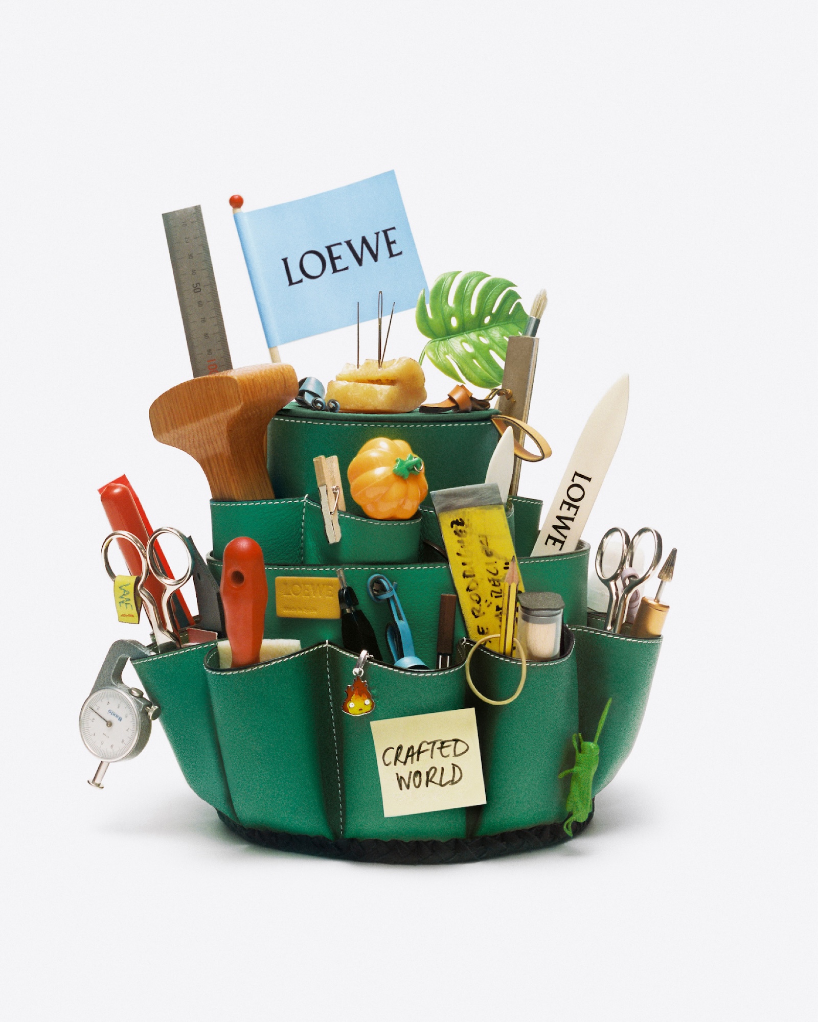 ロエベ初の大型展「ロエベ クラフテッド・ワールド展 クラフトが紡ぐ