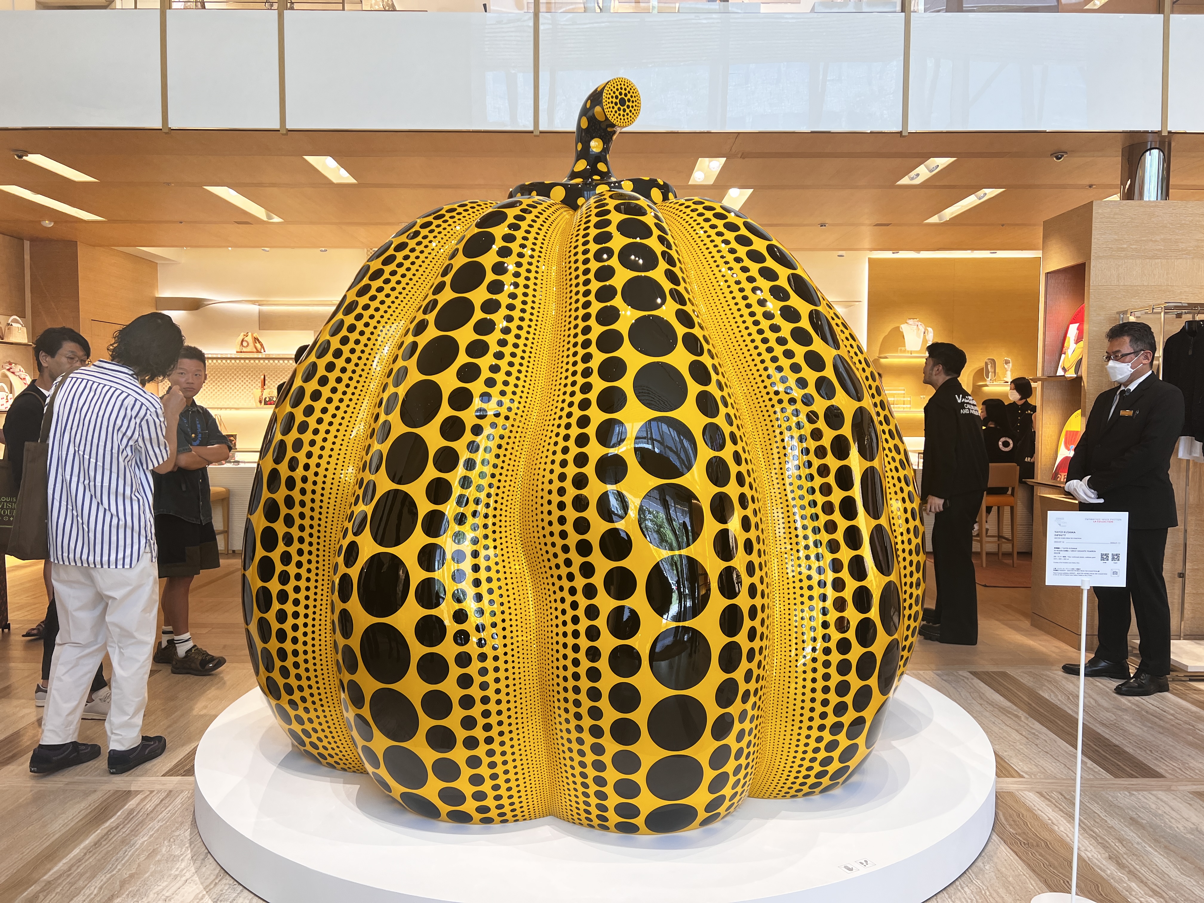 草間彌生、無限の水玉に包まれる至上のアート体験。展覧会｢INFINITY