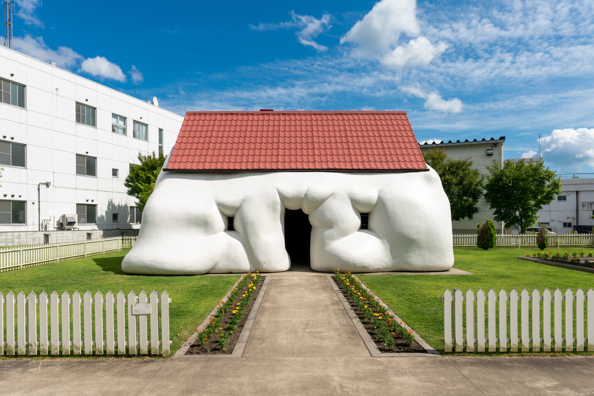 エルヴィン・ ヴルムの日本初個展が青森・十和田市現代美術館で開催