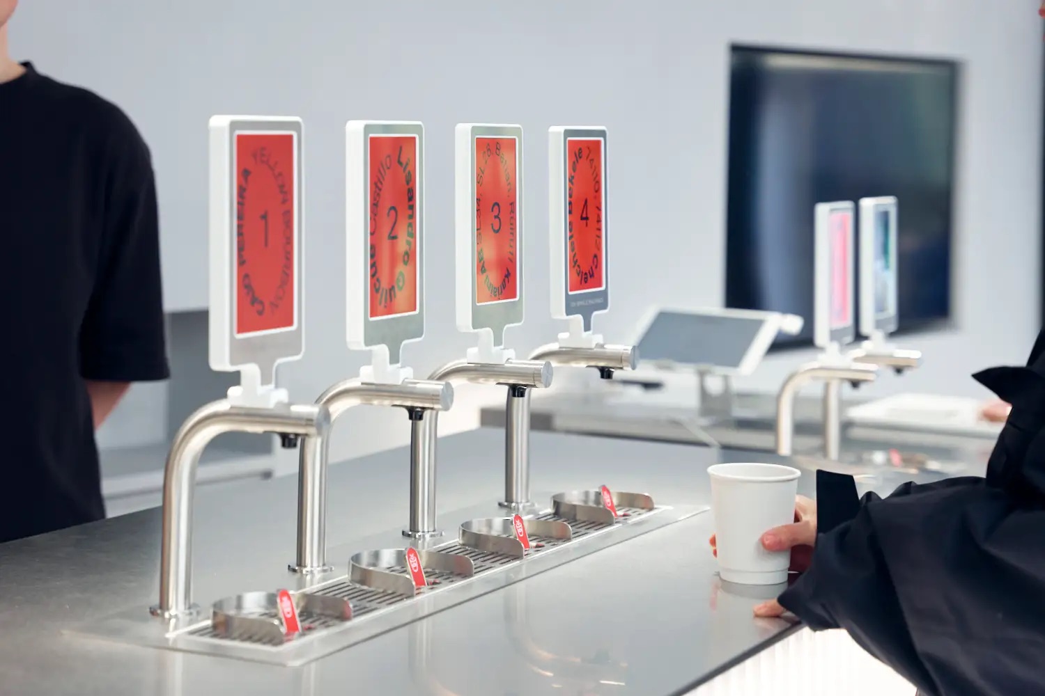 近未来的空間で「10秒で注げる」スペシャルティコーヒーを提供─「2050