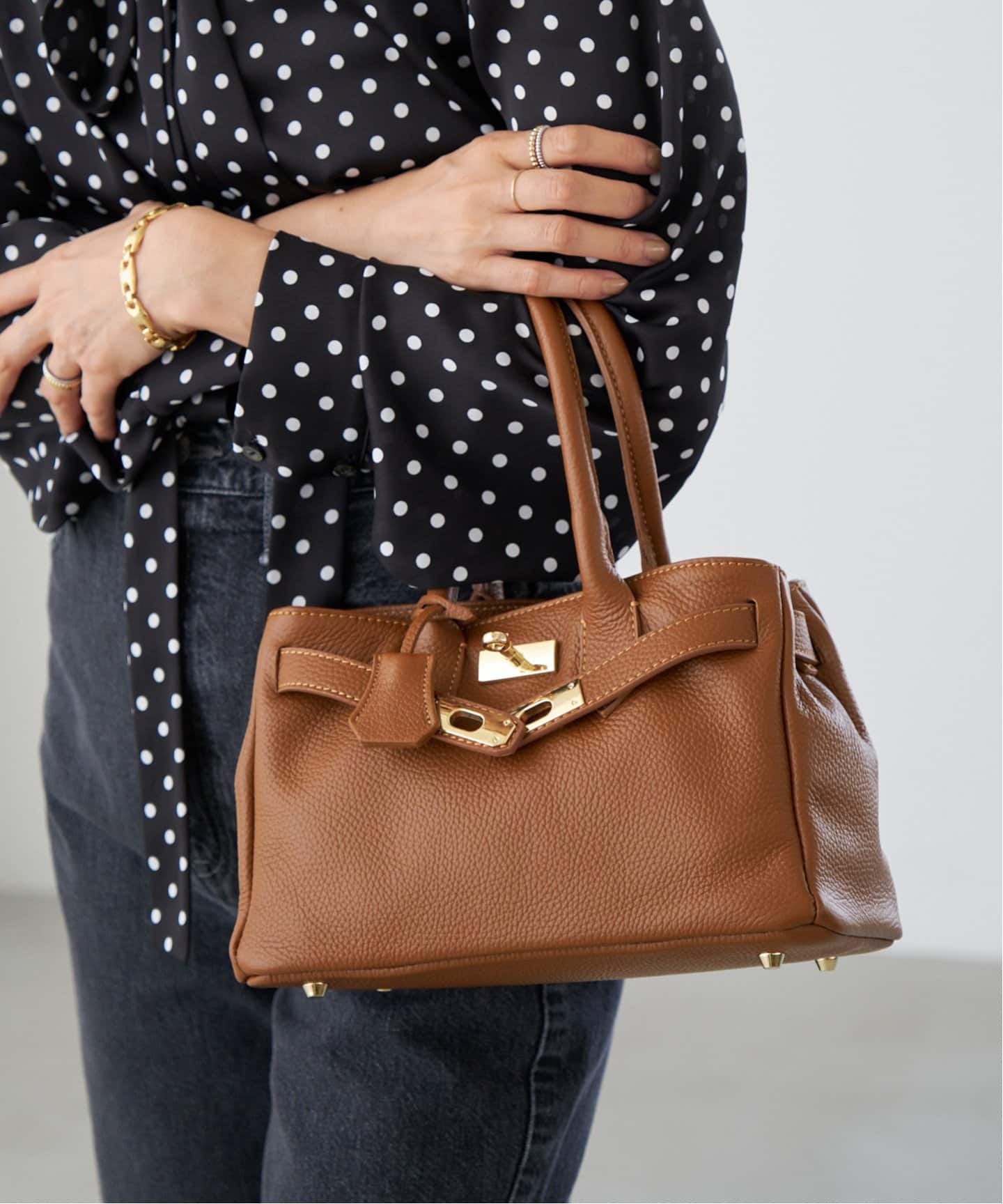 追加》AULENTTI/オウレンティ ベルト付きレザー MIDI BAG バッグ