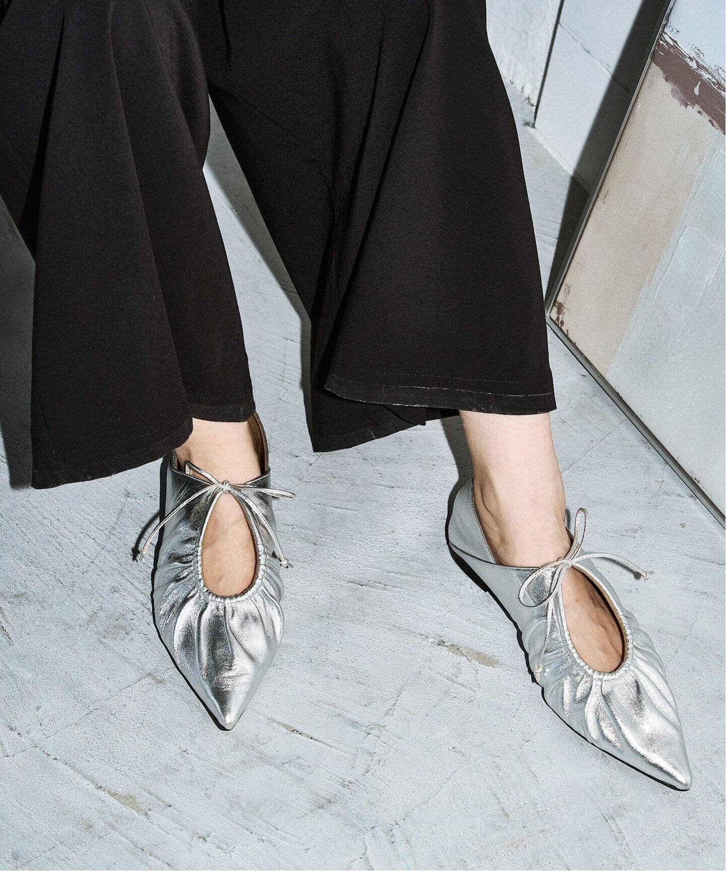 追加》MIDORI UEEDA×GRISEレザーポインテッドギャザーバブーシュ