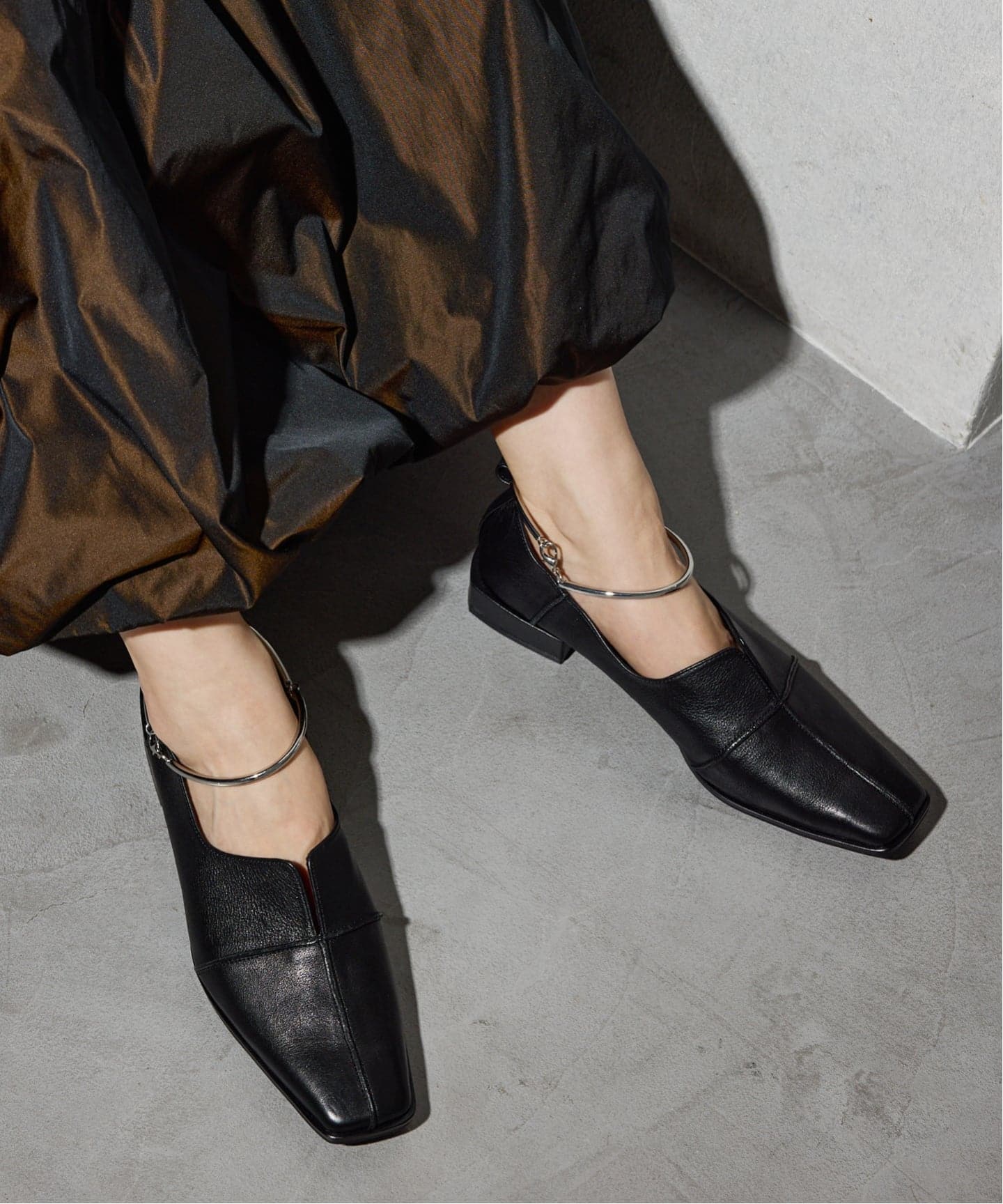 追加》GRISEレザースクエアクロスシームアンクルフラット（フラット