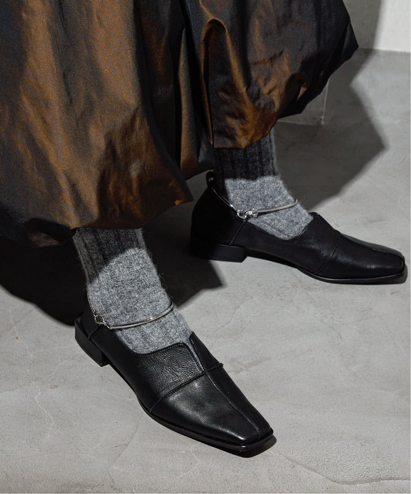 追加》GRISEレザースクエアクロスシームアンクルフラット（フラット