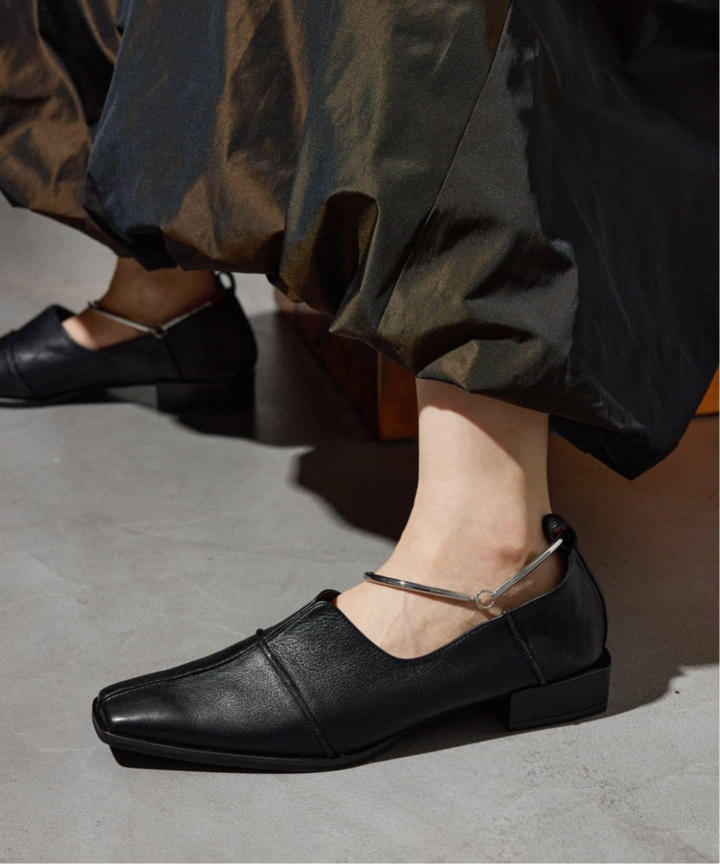 追加予約》GRISEレザースクエアクロスシームアンクルフラット