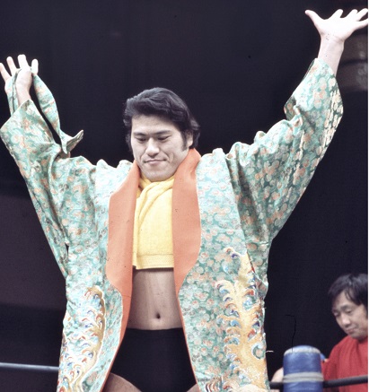 猪木写真は語る! 猪木の闘魂タオルは緑、黄、青、橙、赤…色とりどり