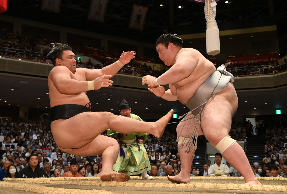 相撲編集部が選ぶ夏場所3日目の一番】熱海富士、大関を土俵下まで