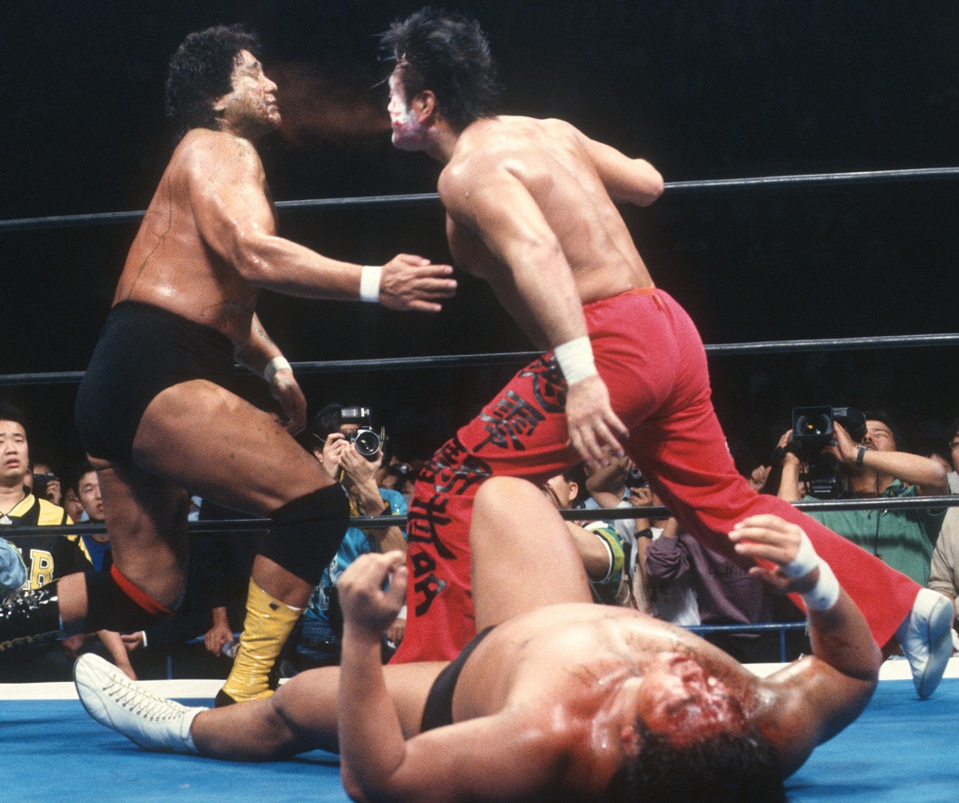 プロレス】試合中に武藤敬司からグレート・ムタに変身! 天龍源一郎