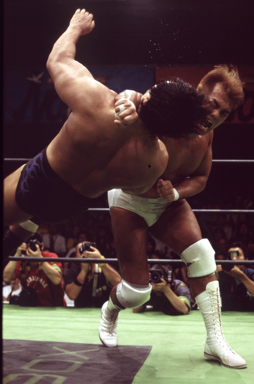 秋山準が小橋建太にラリアットで勝つ!「優しい後輩からもうちょっと