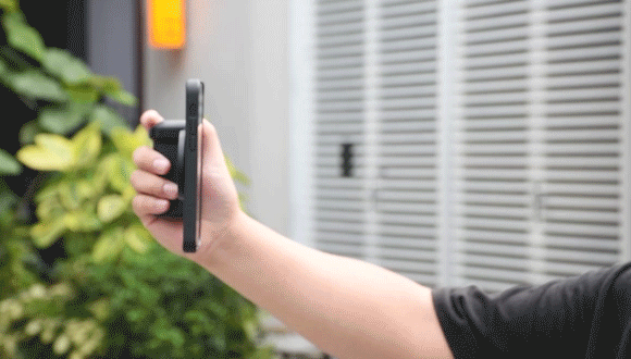 拡張性抜群！撮影リモコン・ワイヤレス充電・照明・スタンドの4役を