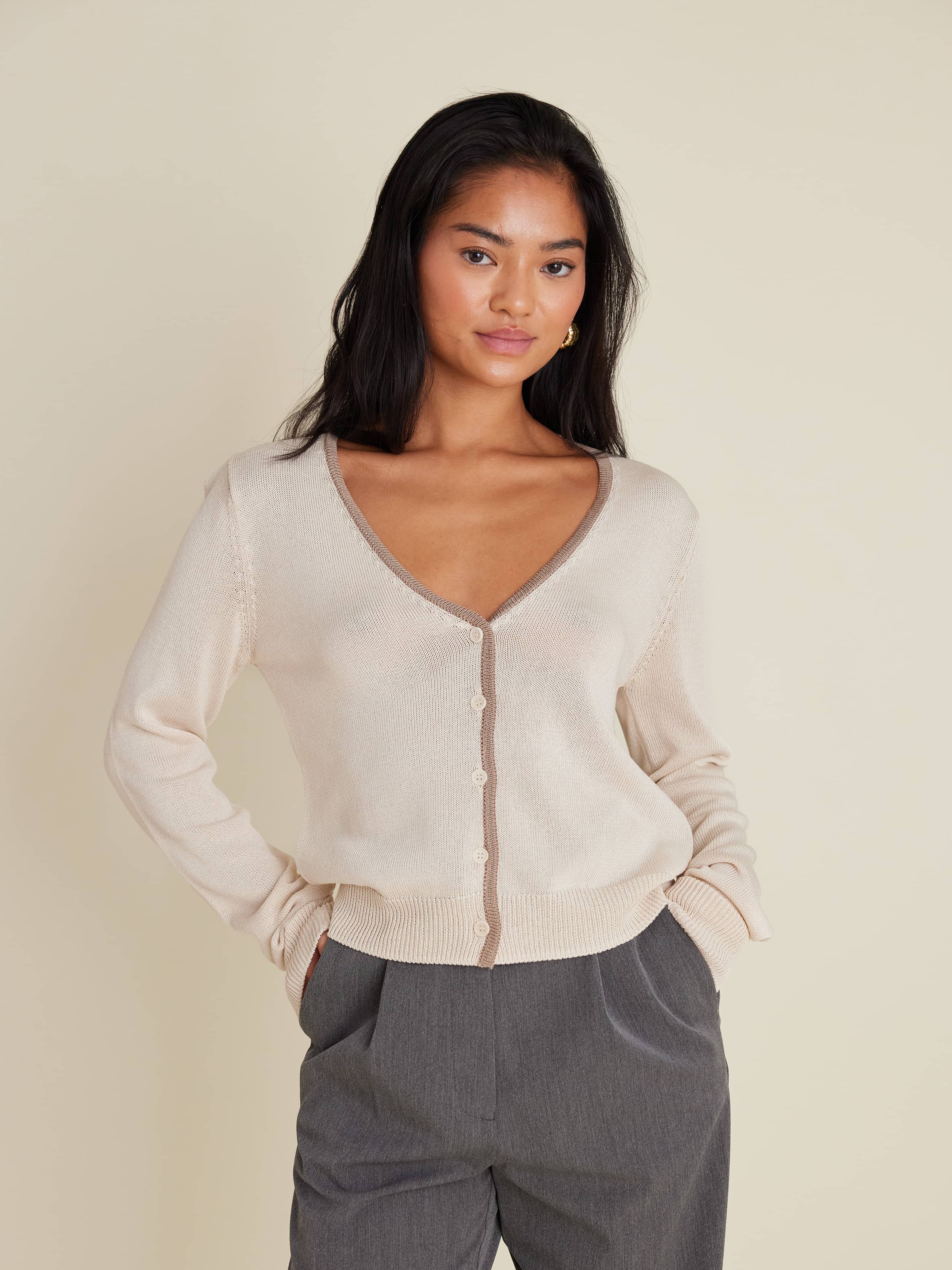 Contrast V-neck Cardigan Ivory - Ivory | Djerf Avenue