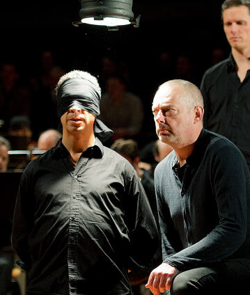 バッハの《ヨハネ受難曲》がラトルの指揮、セラーズの演出により上演！