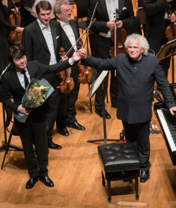 来日公演とほぼ同じプログラムによる香港からのラトル指揮の演奏会