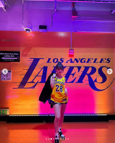 LE SSERAFIM 宮脇咲良、華奢ボディあらわなバスケユニフォーム姿を披露