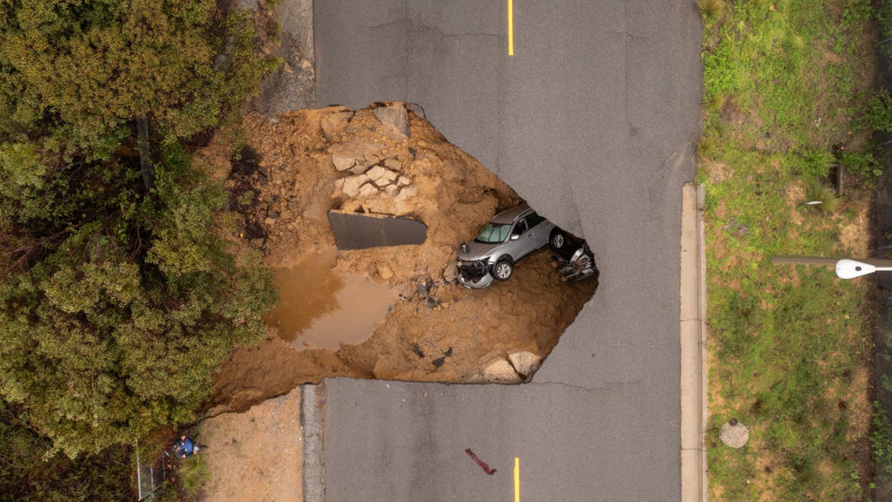 Chatsworth sinkhole swallows 2 cars, 4 people rescued | FOX 11 Los