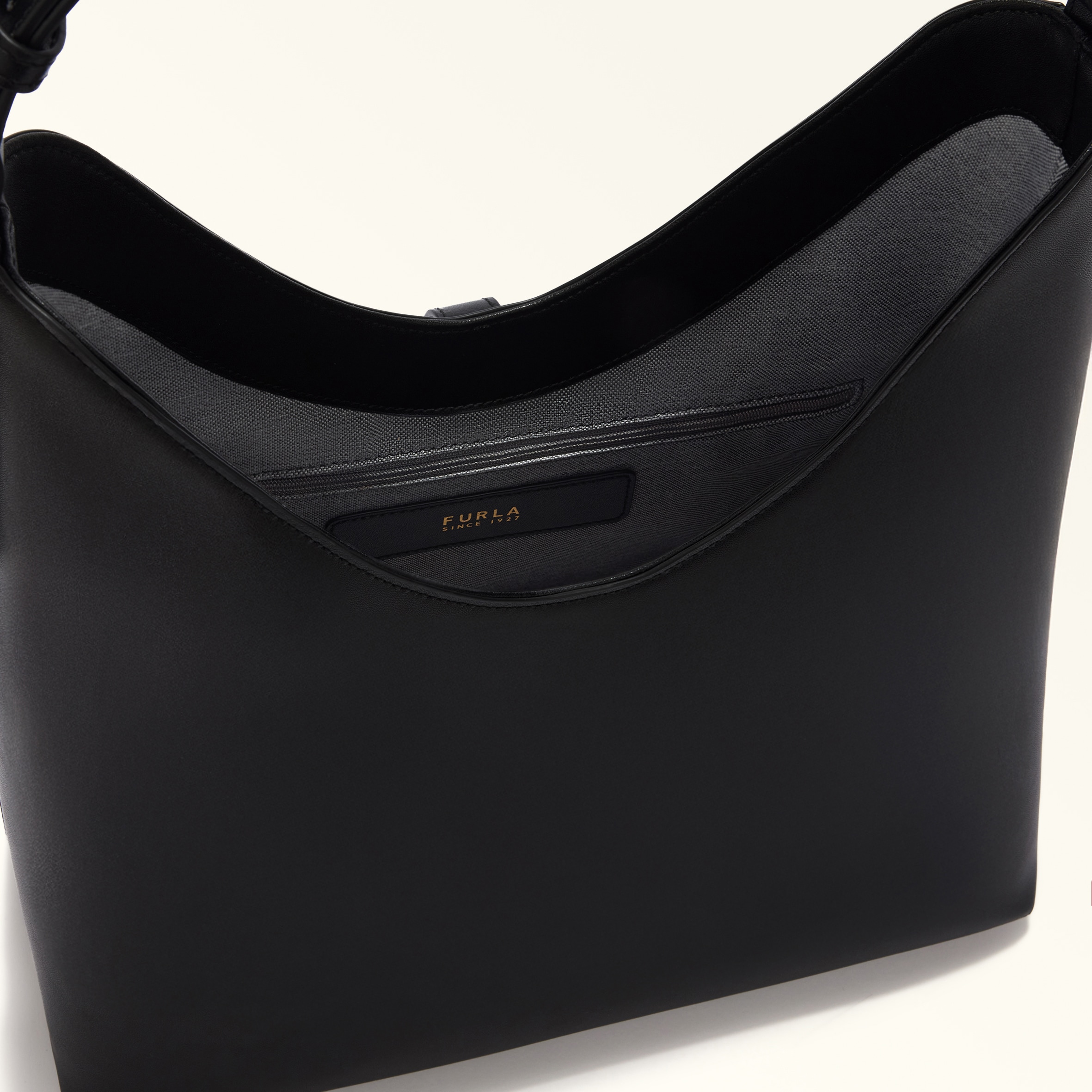 ショルダーバッグ M NERO Furla Goccia | Furla JP