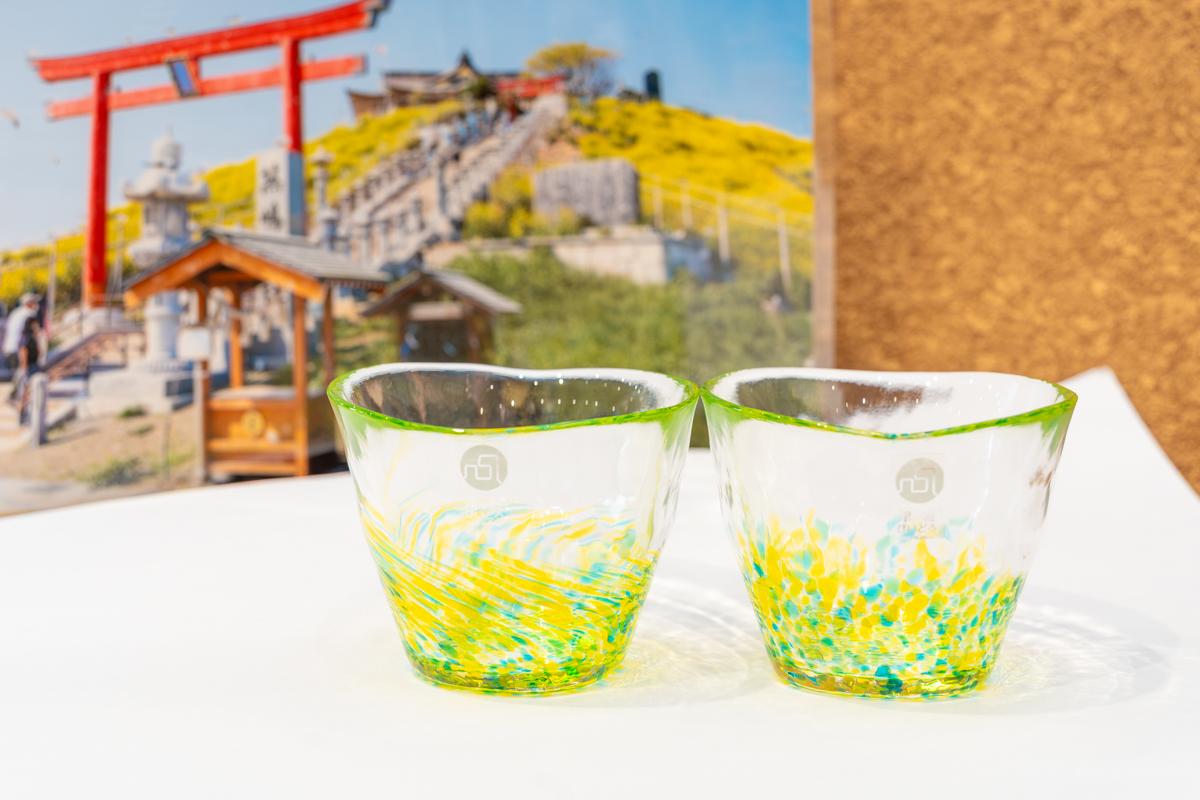 春の蕪島イメージした「津軽びいどろ」のグラス 八戸の「かぶーにゃ