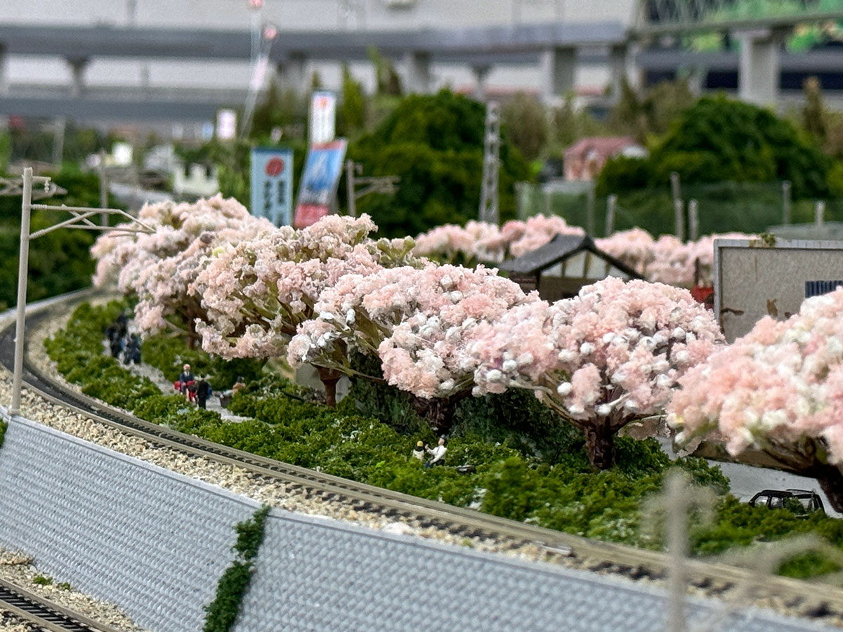 高尾駅南口にNゲージレンタルレイアウト店】ジオラマは学生が行き来