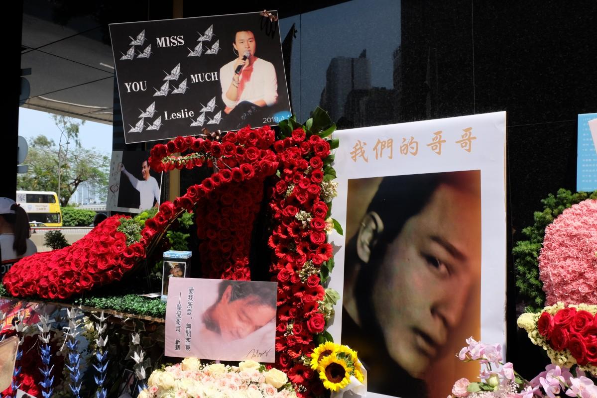 レスリー・チャンさんの命日に多くの香港市民が献花ささげる 没後15年