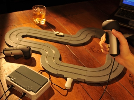 タカラトミー、世界最小のスロットカー発売－40～50代の大人狙う