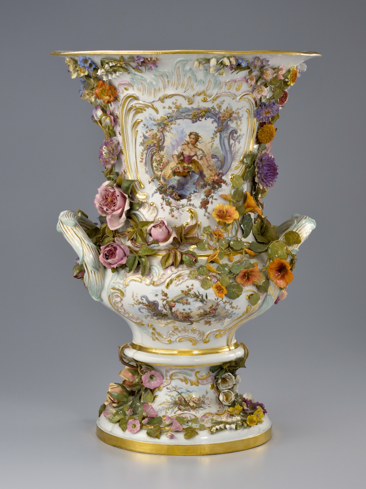 マイセンコレクション展」の展示品「金彩花飾り人物文飾り壺」（1860年