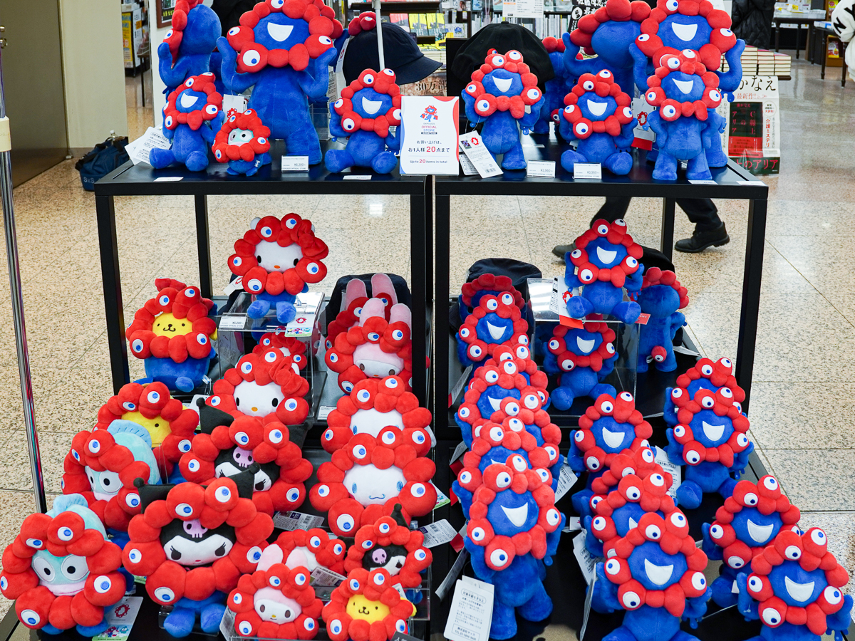 ミャクミャクのぬいぐるみ サンリオキャラとのコラボ商品も - 仙台経済新聞