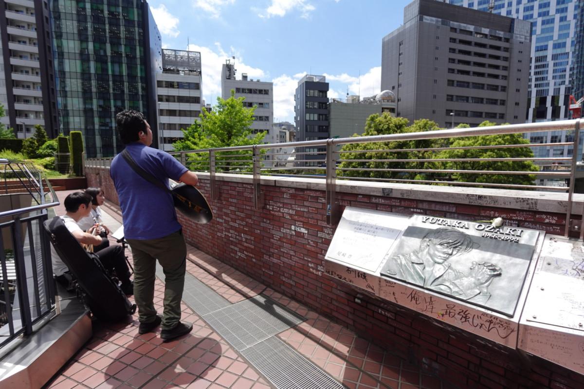 尾崎豊さん33回忌 渋谷の「聖地」にファン続々、ギター奏でる姿も