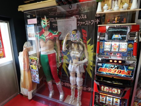 店内に飾られるウルティモ・ドラゴン選手と宝城カイリ選手の