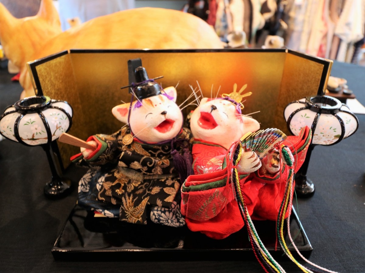 石渡いくよさん作「猫雛人形・大笑い」 - 周南経済新聞