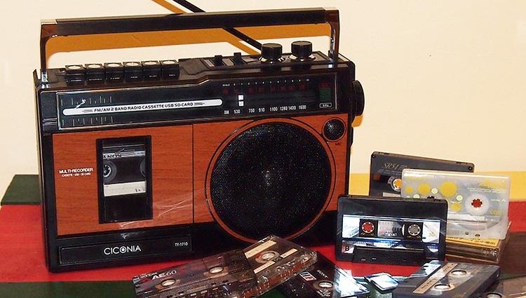気分はマジで'80s！昭和×ハイテクが合体したタイムリープ・ラジカセ