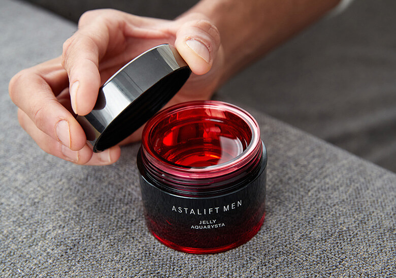 やってなかった人ほどハマる美容液。“鮭色ジェリー”が大人の男に刺さる